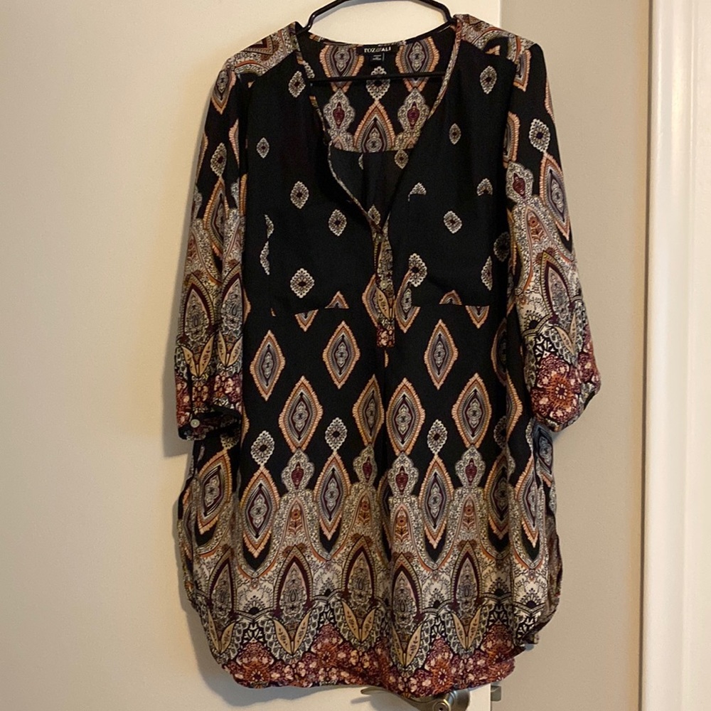 Size 1x Rom and Ali black top with a unique pattern